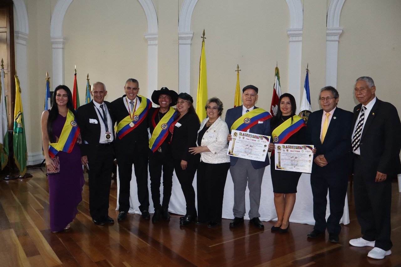 Colombia condecora a líderes sociales y de paz en la Asamblea de Antioquia